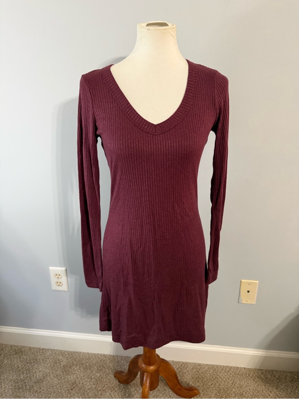 Z Supply Ribbed V‑Neck Long Sleeve Dress in Wine